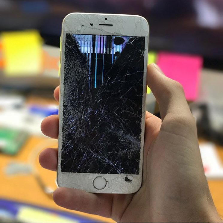 После такого удара ремонт дисплею iPhone 7 не поможет, только менять модуль в сборе