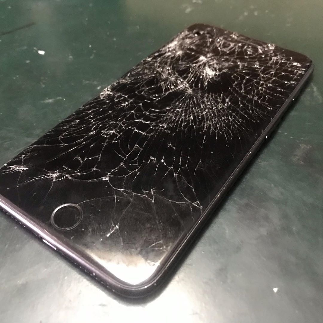 Айфон 7 Плюс с разбитым стеклом на оригинальном дисплее