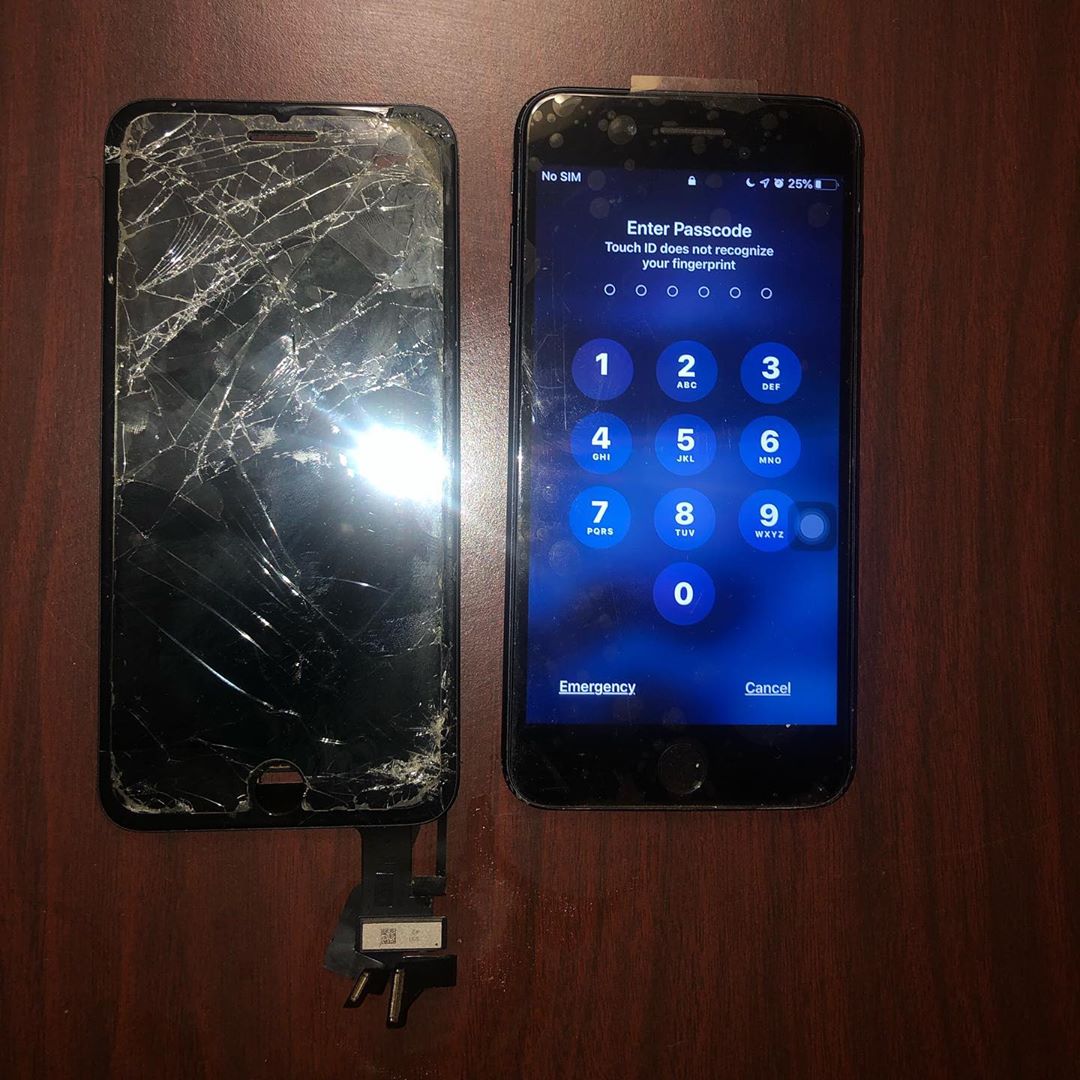 iPhone 7 Plus установка качественной копии, рядом разбитый дисплей