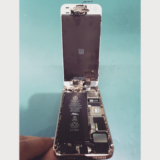 Попала вода по подсветку дисплея iPhone 6S: можно отдельно заменить модуль подсветки или дисплей в сборе.